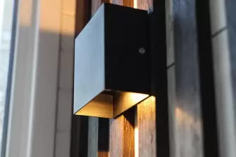 Отделка рейками эркерного балкона с утеплением