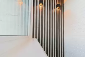 Отделка рейками эркерного балкона с утеплением