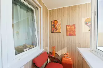 Пример работы: отделка ПВХ панелями и холодное остекление на лоджии