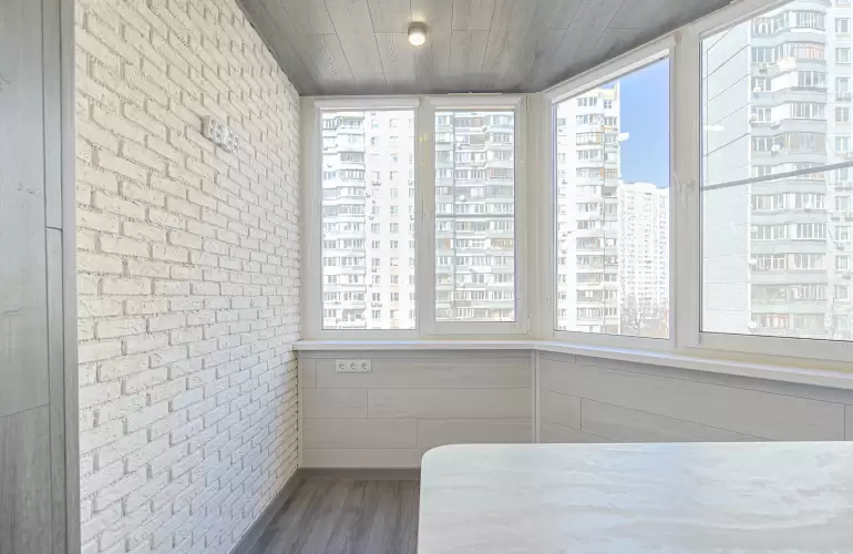 Объединение балкона с кухней и отделка стеновым паркетом