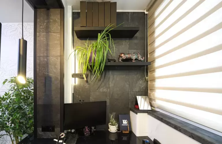 Объединение балкона с кухней и отделка стеновым паркетом