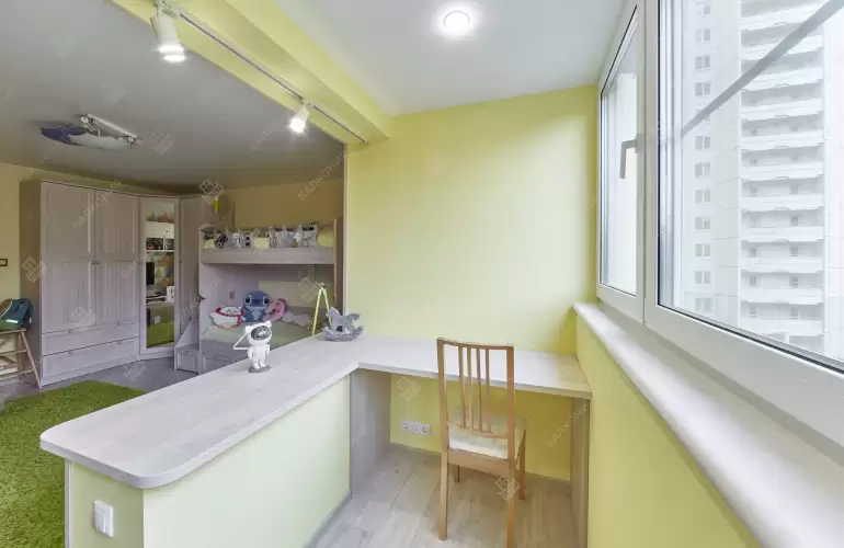 Объединение балкона с кухней и отделка стеновым паркетом