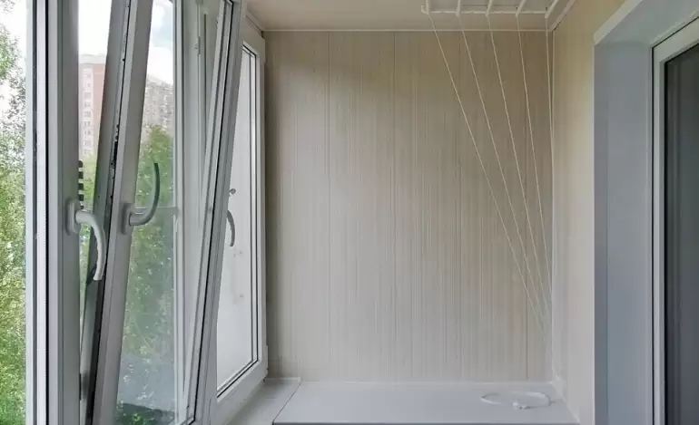 Отделка балкона камнем  